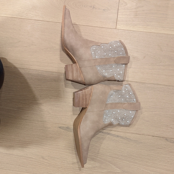 Elegant Beige Ankle Boots with Rhinestone Detail - Picture 7 of 11